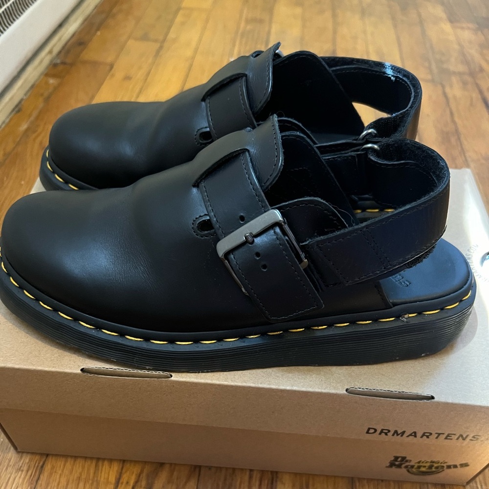 Dr. Martin Jorge ll size 8 in Black.
